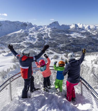 Panoramablick von der Aussichtsplattform Sky Plate am Gartnerkofel auf das winterliche Nassfeld und das Almhotel Kärnten