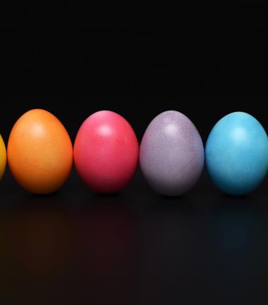 Bunte Ostereier auf schwarzem Hintergrund - Oster-Skiurlaub im Almhotel Kärnten am Nassfeld