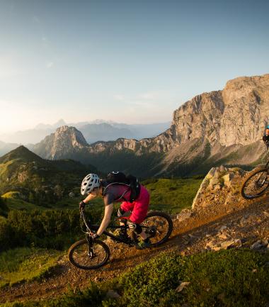Mountainbiken am Nassfeld mit Blick auf den Rosskofel nahe dem Almhotel Kärnten