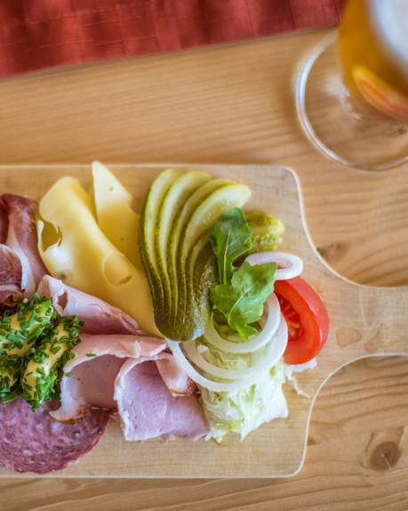 Kärntner Brettljause mit Bier im Almhotel Kärnten am Nassfeld