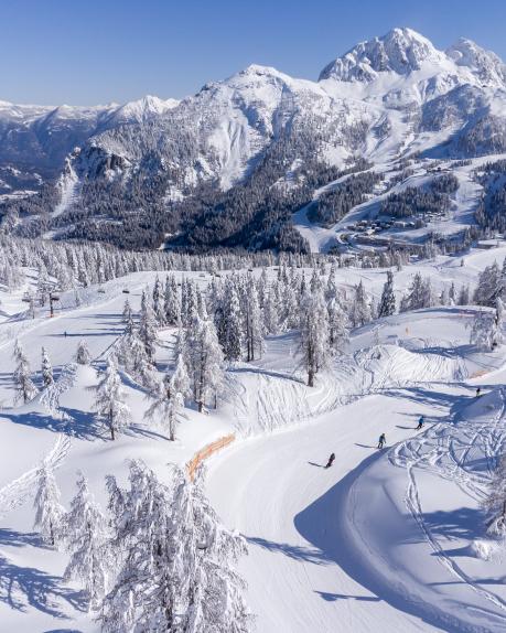 Verschneite Pisten am Nassfeld in Kärnten mit Blick auf den Gartnerkofel in der Nähe des Almhotel Kärnten