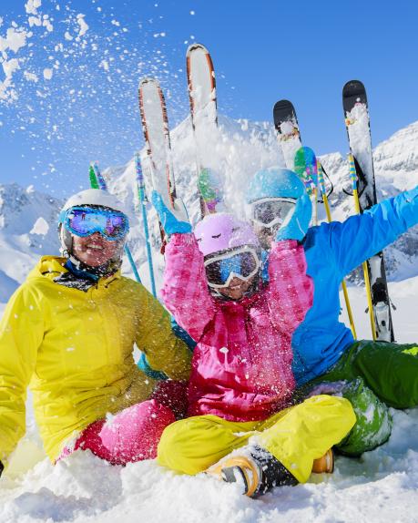 Fröhliche Familie im Skiurlaub auf den Pisten des Nassfeld in der Nähe des Almhotel Kärnten