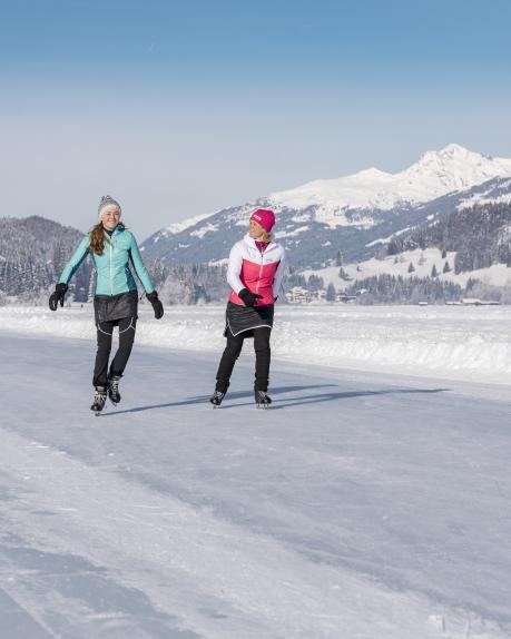 Eislaufen auf zugefrorenem See Weissensee in der Region Nassfeld in Kärnten nicht weit weg vom Almhotel Kärnten