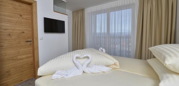 Gem&uuml;tliches Doppelzimmer mit Ausblick im Almhotel K&auml;rnten am Nassfeld