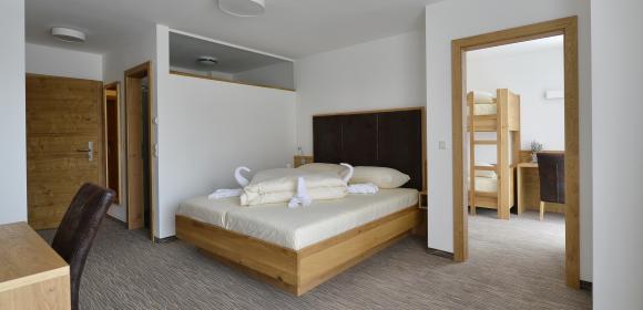 Familienfreundliches Hotelzimmer mit Doppelbett im Almhotel K&auml;rnten am Nassfeld