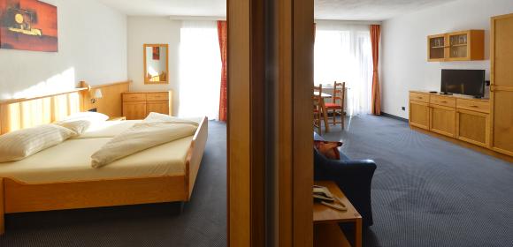 Familienzimmer "Standard" mit getrenntem Schlaf- und Wohnzimmer im Almhotel K&auml;rnten am Nassfeld