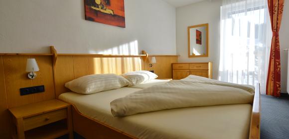 Familienzimmer "Standard" mit gem&uuml;tlichem Schlafzimmer im Almhotel K&auml;rnten am Nassfeld