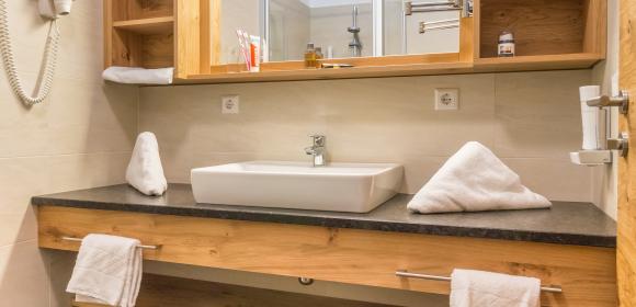 Modernes Badezimmer in den Hotelzimmern des Almhotel K&auml;rnten am Nassfeld