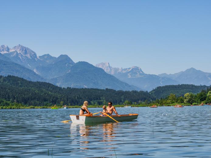 Ruderboot am Pressegger See in der Region Nassfeld in Kärnten in der Nähe des Almhotel Kärnten