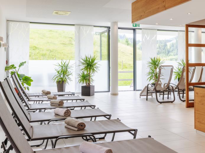 Heller Ruheraum mit Panoramablick in der Saunawelt des Almhotel Kärnten am Nassfeld
