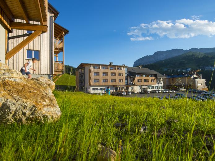 Almhotel K&auml;rnten in sonniger Berglandschaft am Nassfeld