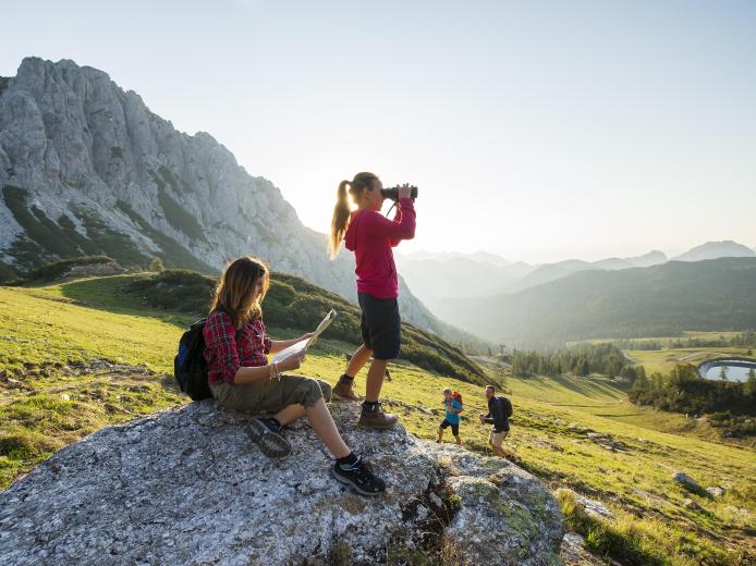 Familienwanderung am Gartnerkofel am Nassfeld in der Nähe des Almhotel Kärnten