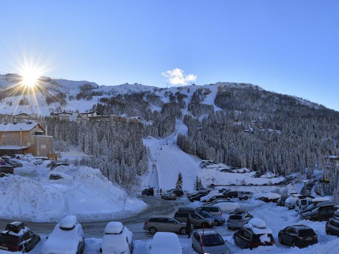 Winter-Panoramablick auf das im Almhotel Kärnten und das Skigebiet Nassfeld