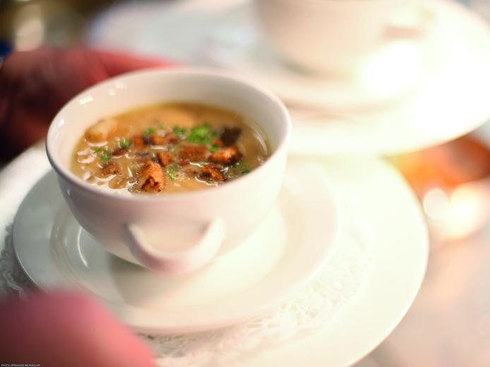 Feine Suppe aus der Almhotel-K&uuml;che