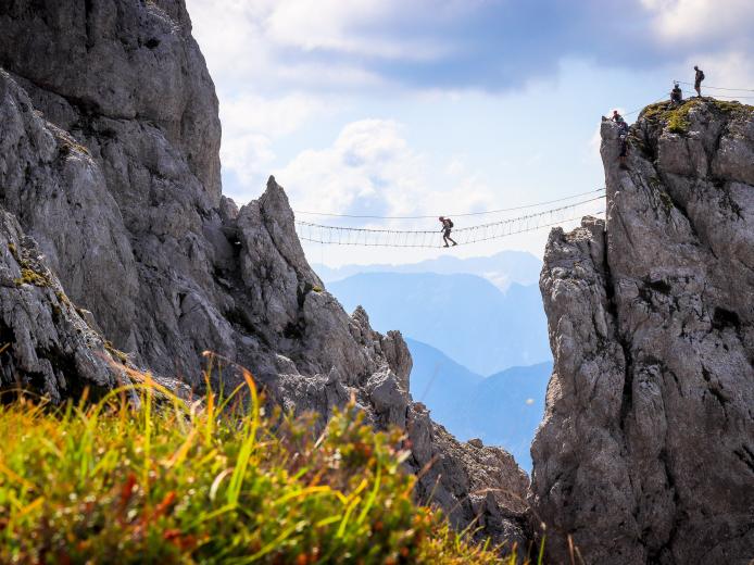 Der Klettersteig Däumling mit seiner spektakulären Nepalbrücke am Gartnerkofel in der Nähe des Almhotel Kärnten