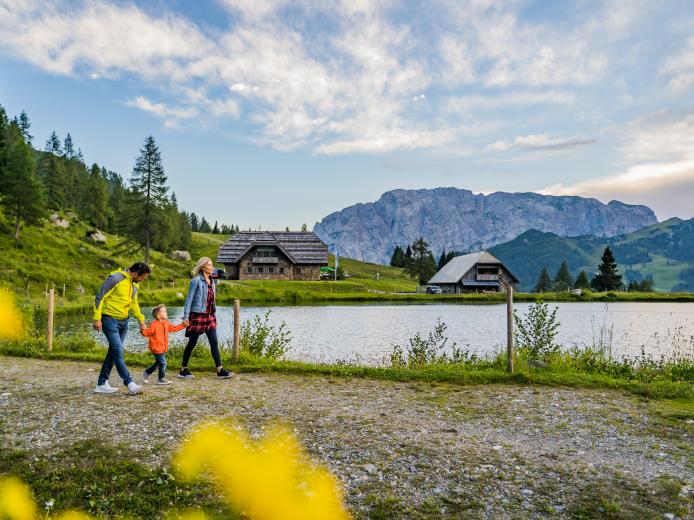 Familienwanderung am Bergsee bei der Watschiger Alm in der Nähe des Almhotel Kärnten