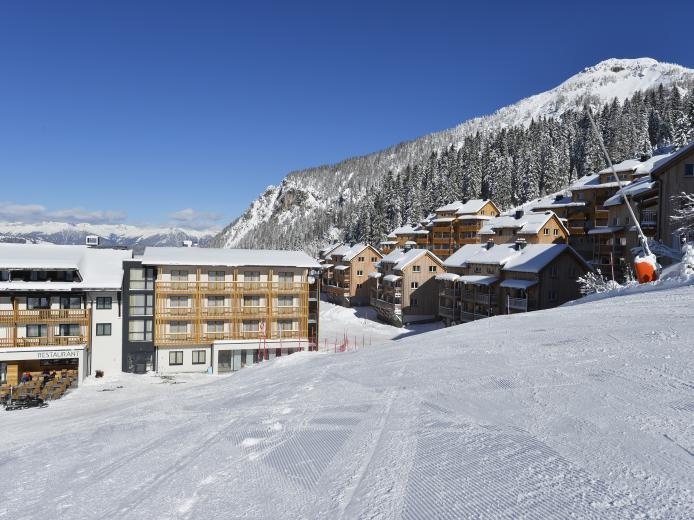 Das Almhotel Kärnten liegt direkt an der frisch präparierten Skipiste mit herrlichem Blick auf verschneite Berghänge und charmante Chalets. Die moderne Hotelanlage verbindet Komfort mit alpinem Flair und lädt zu einem unvergesslichen Skiurlaub im Herzen Kärntens ein. Almhotel Kärnten direkt an der Skipiste im Winterparadies Nassfeld