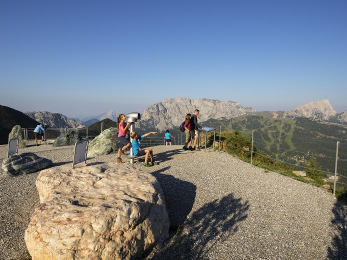 Aussichtsplattform mit Blick auf das Nassfeld am Gartnerkofel nahe dem Almhotel Kärnten