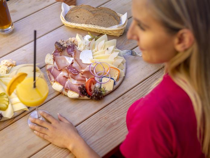 Traditionelle Kärntner Jause genießen in den Einkehrhütten am Nassfeld in der Nähe des Almhotel Kärnten