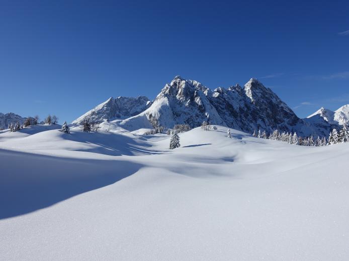 Verschneite Berglandschaft am Nassfeld in Kärnten in der Nähe des Almhotel Kärnten