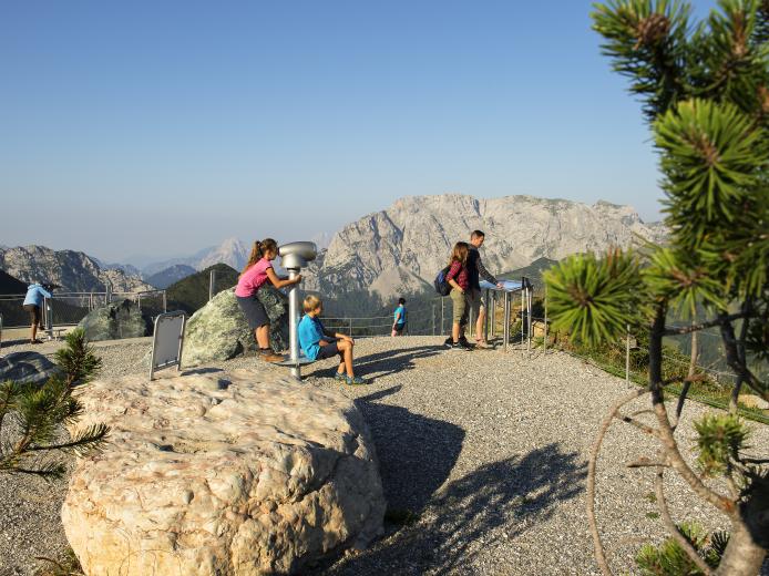 Aussichtsplattform mit Panoramablick am Gartnerkofel am Nassfeld in der Nähe des Almhotel Kärnten