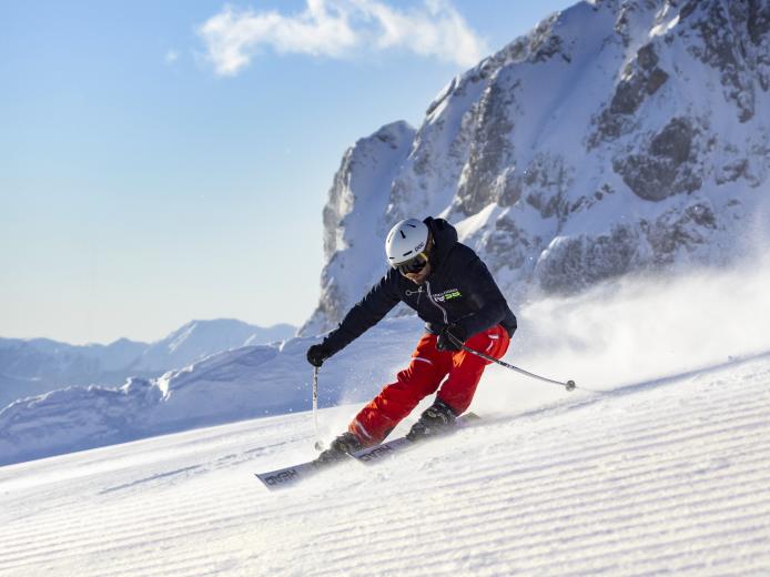 Skifahren auf frisch präparierter Piste am Nassfeld in Kärnten in der Nähe des Almhotel Kärnten