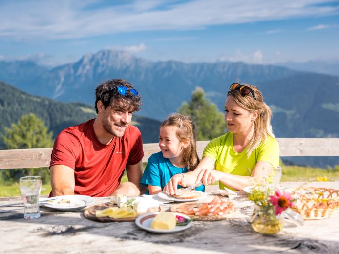 Familienrast bei einer Almhütte am Nassfeld ganz in der Nähe des Almhotel Kärnten