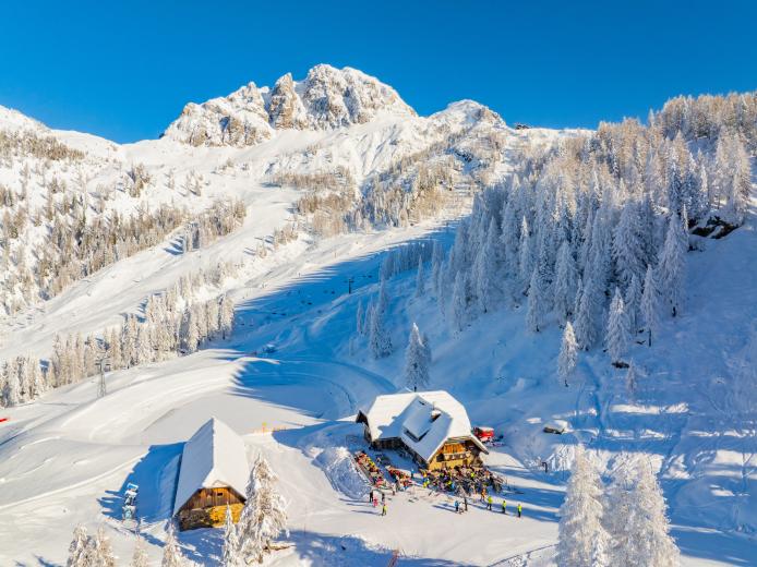 Die Watschiger Alm, im Hintergrund der Gartnerkofel, am Nassfeld in der Nähe des Almhotel Kärnten