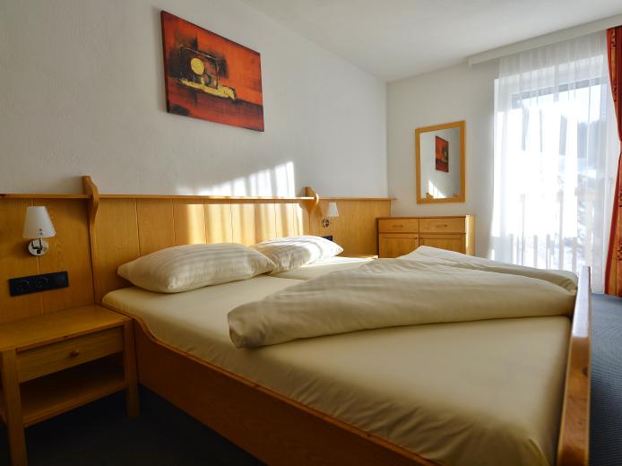 Familienzimmer "Standard" mit gemütlichem Schlafzimmer im Almhotel Kärnten am Nassfeld