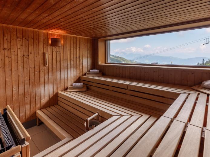 Almhotel Kärnten – Sauna mit Panoramablick auf die Berge