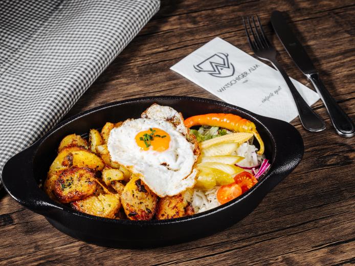 Herzhaft-Köstliche Hüttenspezialitäten in der Watschiger Alm in der Nähe des Almhotel Kärnten am Nassfeld