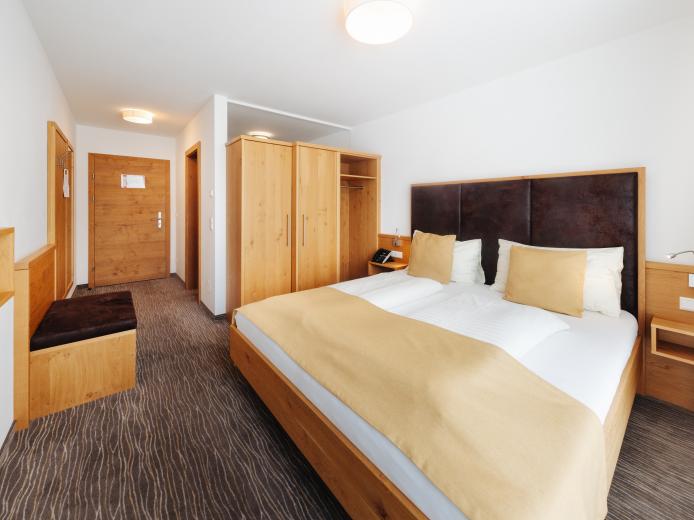 Modernes Doppelzimmer im Almhotel Kärnten am Nassfeld