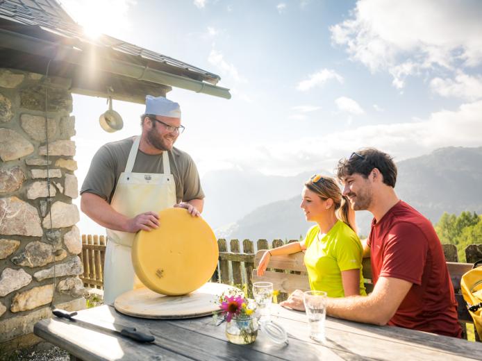 Käsegenuss auf der Almterrasse am Nassfeld in Kärnten in der Nähe des Almhotel Kärnten