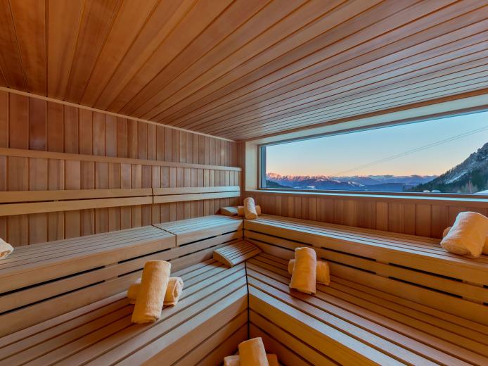 Einladende Panoramasauna mit Bergblick im Almhotel Kärnten am Nassfeld