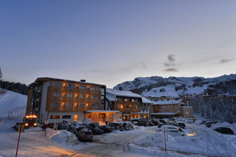 Almhotel Kärnten am Nassfeld im Winter-Dämmerlicht