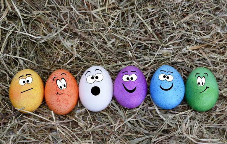 Bunte Ostereier mit lustigen Gesichtern - Oster-Skiurlaub im Almhotel Kärnten am Nassfeld
