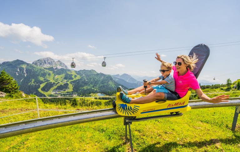 Sommerrodelspaß am Nassfeld auf der Rodelbahn Pendolino in der Nähe des Almhotel Kärnten
