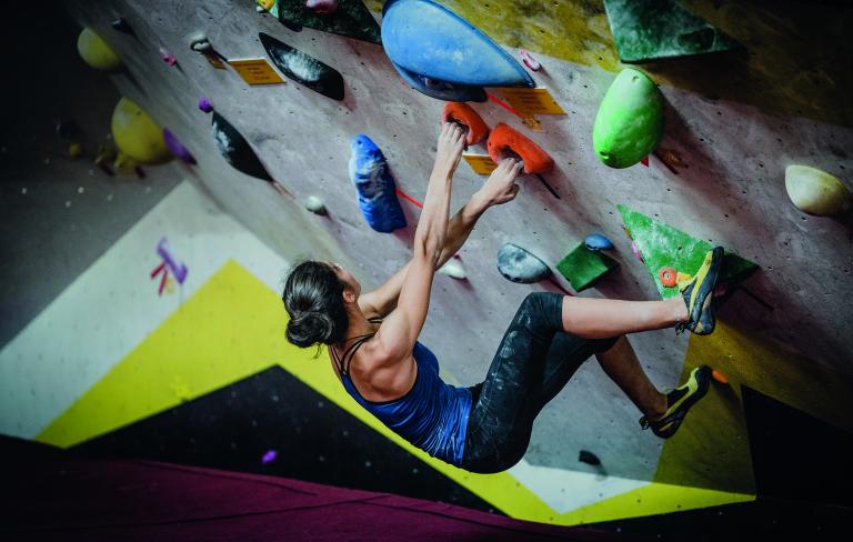 Bouldern an der Indoor-Kletterwand in der Kletterhalle "Klesch" im Gailtal