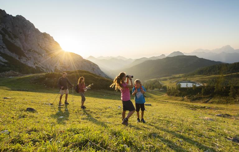 Familienwanderung am Gartnerkofel am Nassfeld in der Nähe des Almhotel Kärnten