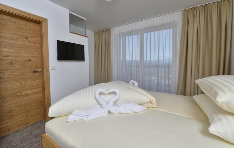 Gemütliches Doppelzimmer mit Ausblick im Almhotel Kärnten am Nassfeld