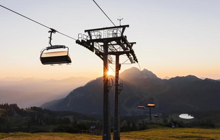 Sonnenaufgang mit Blick auf den Gartnerkofel mit dem Almhotel Kärnten an dessen Fuß