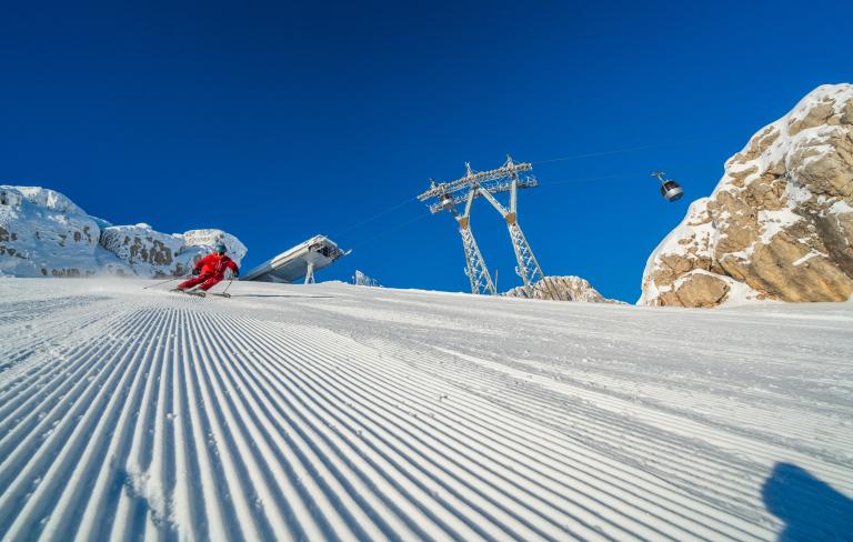 Skifahren auf frisch pr&auml;parierter Piste am Nassfeld in der N&auml;he des Almhotel K&auml;rnten
