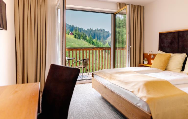 Komfortables Doppelzimmer mit Bergblick im Almhotel K&auml;rnten am Nassfeld