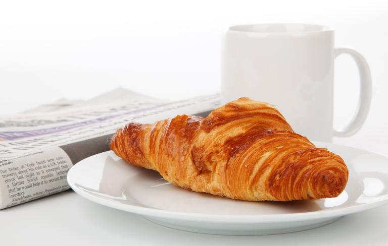 Frisches Croissant mit Kaffee im Almhotel Kärnten am Nassfeld