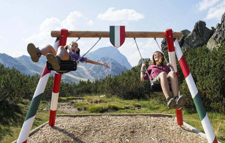 Grenz-Schaukel am Dolce Vita Weg am Nassfeld nahe dem Almhotel Kärnten