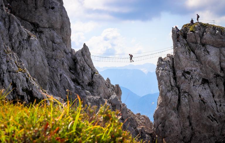 Der Klettersteig Däumling mit seiner spektakulären Nepalbrücke am Gartnerkofel in der Nähe des Almhotel Kärnten