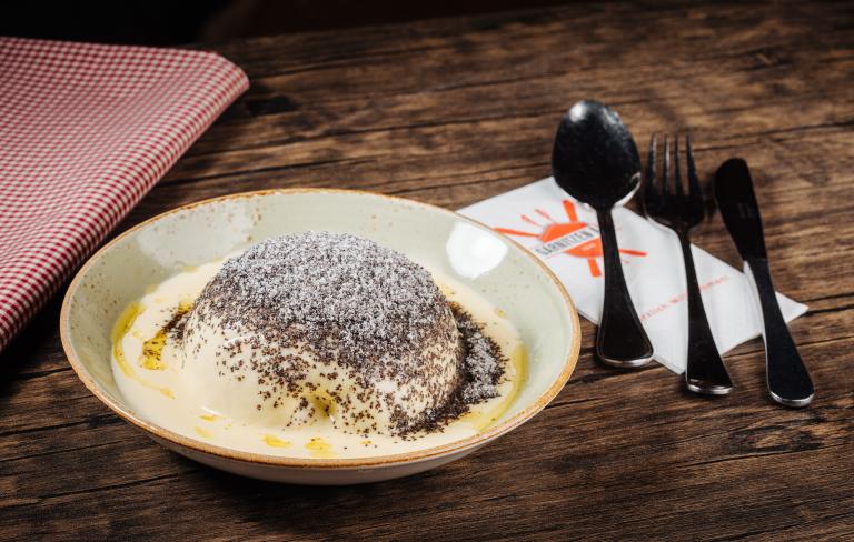 Germknödel mit Vanillesauce serviert in der Garnitzenalm nahe dem Almhotel Kärnten am Nassfeld
