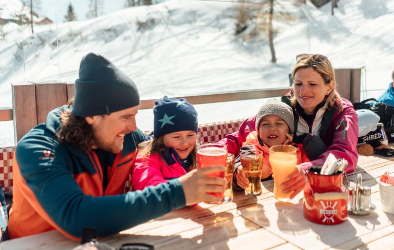 Skihütten-Einkehr auf der Sonnenterrasse im Skigebiet Nassfeld, nahe dem Almhotel Kärnten