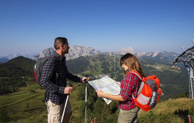 Wanderer am Gartnerkofel in der Nähe des Almhotel Kärnten mit Blick auf das Nassfeld
