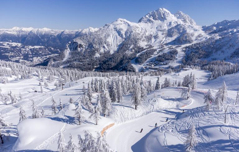 Verschneite Pisten am Nassfeld in Kärnten mit Blick auf den Gartnerkofel in der Nähe des Almhotel Kärnten
